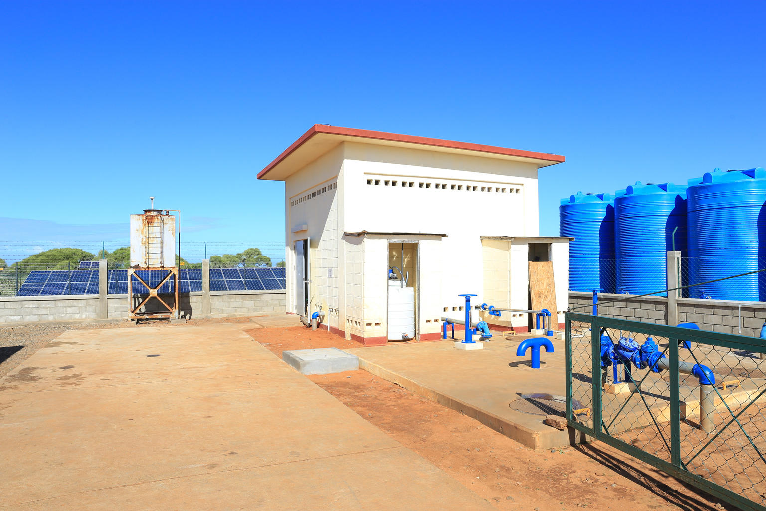 With support from UNICEF, and its donors such as the japanese government, USAID, German Government, and DFID UKaid and the contribution of the Government of Madagascar, 40,000 people living in 21 remote localities will benefit from drinkable water in in the south of the country. The President of Madagascar was personally present for the inauguration.